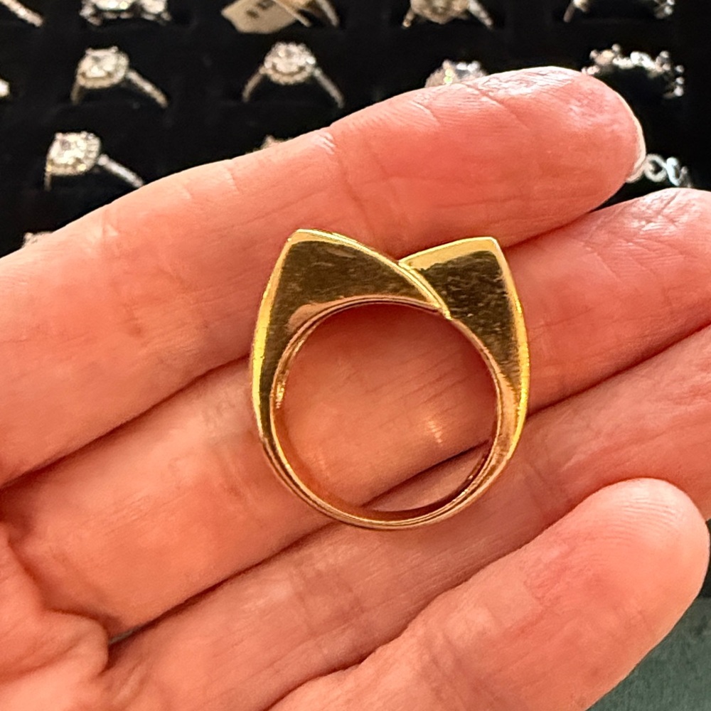 SIZE 8 RING - Picture 3 of 9